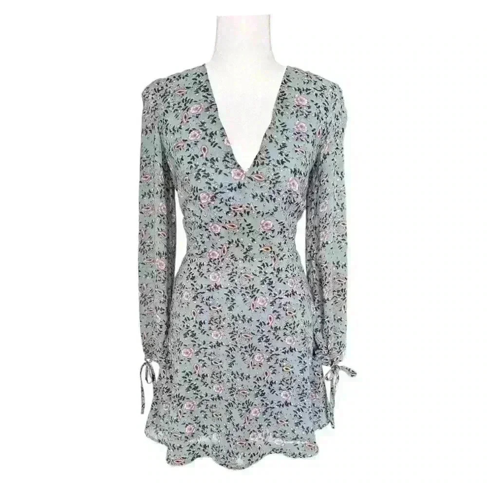 Showpo. NWT Glorious Day Dress in Blue Floral Mini Dress Size 4